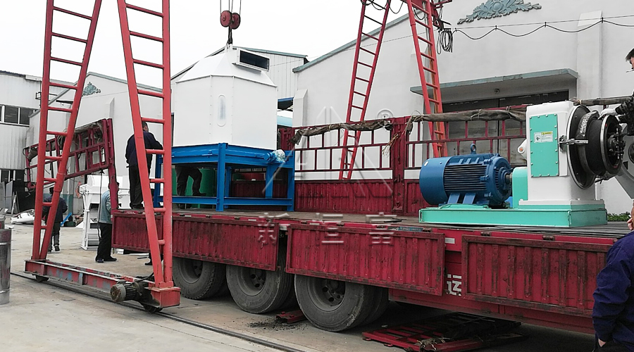 先前SZLH420禽畜顆粒機（jī）組發貨現場